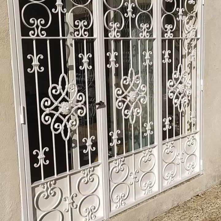 Votre entreprise de ferronnerie à Vidauban à réalisé une grille de défense amovible en fer forgé 